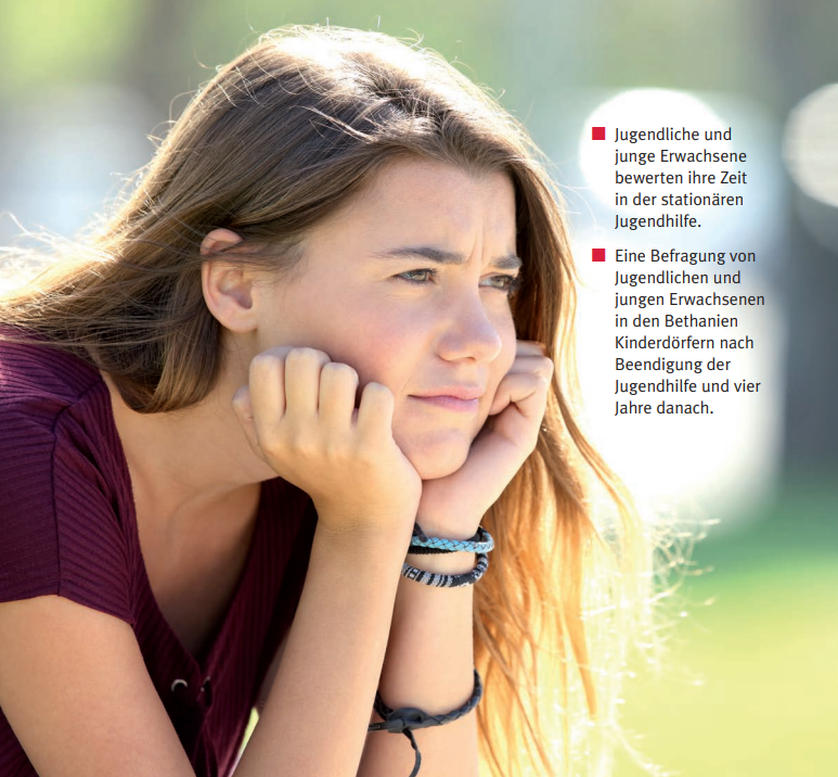 Junge Frau sitzt nachdenklich im Freien und stützt ihr Kinn auf die Hände. Daneben steht ein Textkasten mit Stichpunkten zur „Bethanien Kinderdörfer Katamnese-Studie“, die Aussagen von Jugendlichen und jungen Erwachsenen über ihre Zeit in stationären Jugendhilfeeinrichtungen zusammenfasst.